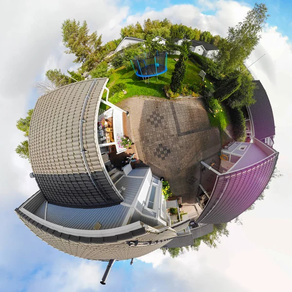 A three dimensional panoramic view of the house and yard in a mini planet panorama style. — Stock Photo, Image