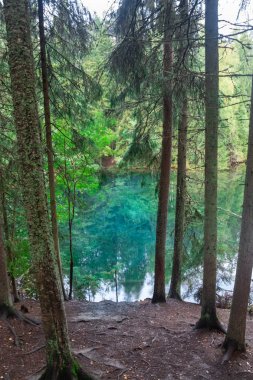 Hollola mistik turkuaz renkli bahar Kiikunlahde, Finlandiya