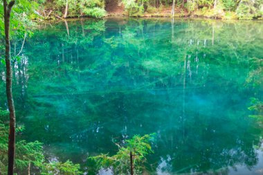 Hollola mistik turkuaz renkli bahar Kiikunlahde, Finlandiya