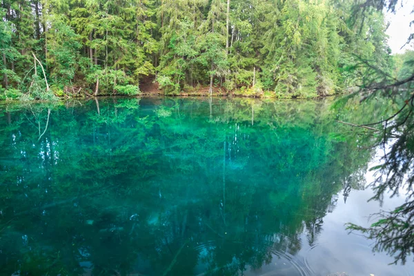 Mystically turquesa colorida primavera Kiikunlahde em Hollola, Finlândia — Fotografia de Stock