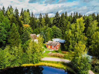 Hollola, Finlandiya'da mistik turkuaz renkli bahar Kiikunlahde havadan görünümü