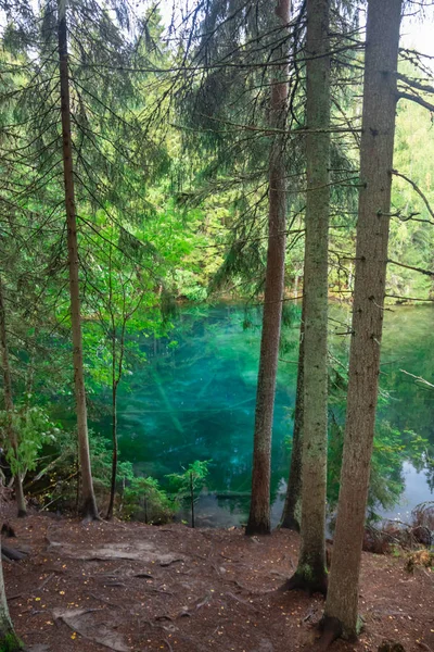 Primavera mística de color turquesa Kiikunlahde en Hollola, Finlandia — Foto de Stock