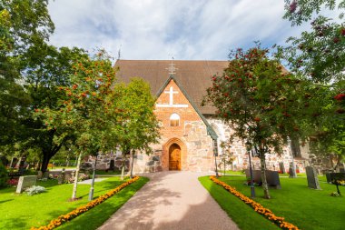 Hollola, Finlandiya - 9 Eylül 2019: Hollola, Finlandiya'daki St. Mary'nin eski ortaçağ taş kilisesi