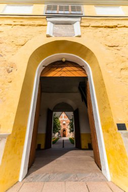 Hollola, Finlandiya - 9 Eylül 2019: Hollola, Finlandiya'daki St. Mary'nin eski ortaçağ taş kilisesi