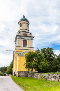 Hollola, Finlandiya - 9 Eylül 2019: Hollola, Finlandiya'daki St. Mary'nin eski ortaçağ taş kilisesinin çan kulesi