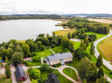 Hollola, Finlandiya - 9 Eylül 2019: Kırsal ve gölün havadan görünümü.