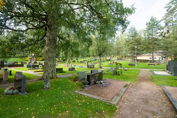 Hollola, Finlandiya - 9 Eylül 2019: Hollola, Finlandiya'daki St. Mary'nin eski ortaçağ taş kilisesinin bahçesindeki mezarlık — Stok fotoğraf
