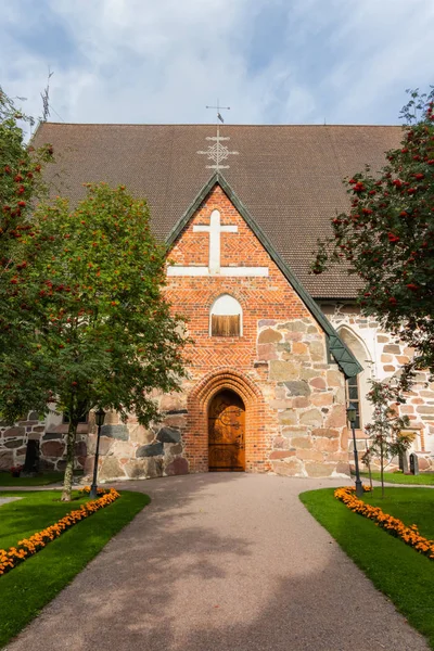 Hollola, Finsko-9. září 2019: starý středověký kamenný kostel Panny Marie v Hollole, Finsko — Stock fotografie