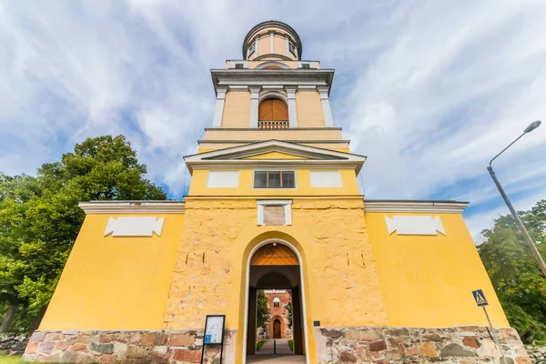 芬兰霍洛拉 - 2019年9月9日：芬兰霍洛拉的圣玛丽中世纪旧石教堂钟楼 — 图库照片