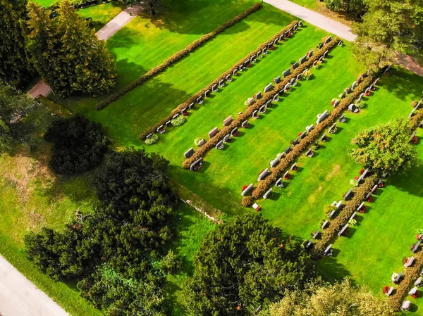 Hollola, Finlandia - 9 de septiembre de 2019: Vista aérea del cementerio en el patio de la antigua iglesia medieval de piedra de Santa María en Hollola, Finlandia —  Fotos de Stock