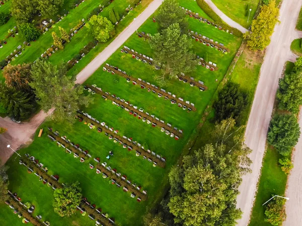 Hollola, Finlandia - 9 de septiembre de 2019: Vista aérea del cementerio en el patio de la antigua iglesia medieval de piedra de Santa María en Hollola, Finlandia —  Fotos de Stock