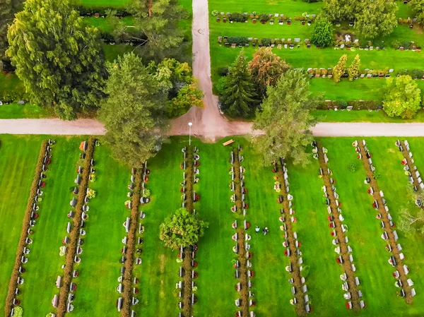 Hollola, Finlandia - 9 de septiembre de 2019: Vista aérea del cementerio en el patio de la antigua iglesia medieval de piedra de Santa María en Hollola, Finlandia — Foto de Stock