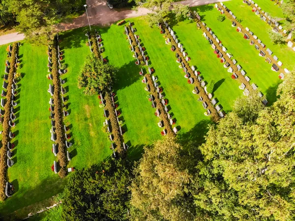 Hollola, Finlandia - 9 de septiembre de 2019: Vista aérea del cementerio en el patio de la antigua iglesia medieval de piedra de Santa María en Hollola, Finlandia —  Fotos de Stock