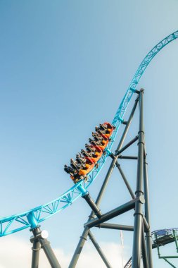 Helsinki, Finlandiya - 14 Eylül 2019: Linnanmaki eğlence parkı, yeni lunapark treni Taiga hareket halinde