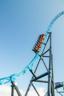 Helsinki, Finlandiya - 14 Eylül 2019: Linnanmaki eğlence parkı, yeni lunapark treni Taiga hareket halinde