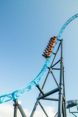 Helsinki, Finlandiya - 14 Eylül 2019: Linnanmaki eğlence parkı, yeni lunapark treni Taiga hareket halinde