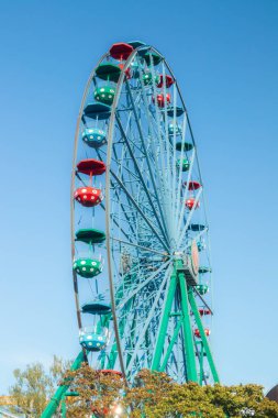 Helsinki, Finlandiya - 14 Eylül 2019: Linnanmaki Eğlence Parkı, Rinkeli dönme dolap