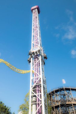 Helsinki, Finlandiya - 14 Eylül 2019: Linnanmaki eğlence parkı, hareket halindeki Raketti kulesine binen ler ve hız trenleri Ukko, Vuoristorata