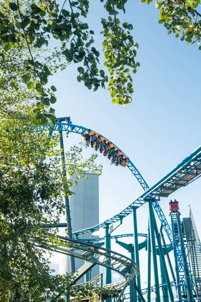 Helsinki, Finlandiya - 14 Eylül 2019: Linnanmaki eğlence parkı, yeni lunapark treni Taiga hareket halinde — Stok fotoğraf