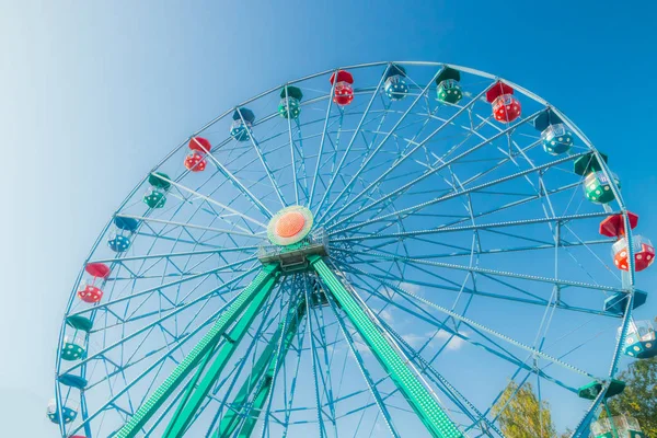 Helsinki, Finlande - 14 septembre 2019 : Linnanmaki Amusement Park, Rinkeli ferris wheel — Photo