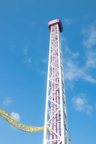 Helsinki, Finnország-14 szeptember 2019: Linnanmaki vidámpark, túrák torony Raketti és a hullámvasút Ukko — Stock Fotó