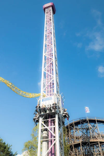 Helsinki, Finlandia - 14 de septiembre de 2019: Linnanmaki parque de atracciones, paseos torre Raketti en movimiento y montañas rusas Ukko, Vuoristorata — Foto de Stock