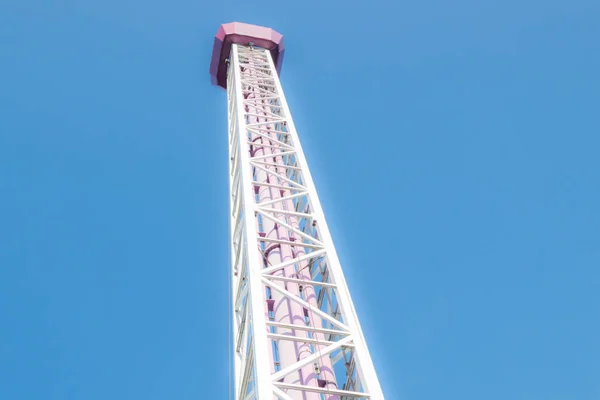 Helsinki, Finland-14 september 2019: Pretpark Linnanmaki, Ride Tower Raketti — Stockfoto