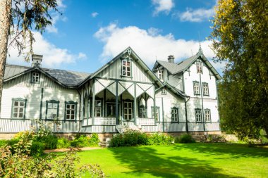 Kouvola, Finlandiya - 2 Eylül 2019: Finlandiya'nın Kouvola şehrinde Verla'da ikamet eden tesis sahipleri, iyi korunmuş bir 19..