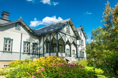 Kouvola, Finlandiya - 2 Eylül 2019: Finlandiya'nın Kouvola şehrinde Verla'da ikamet eden tesis sahipleri, iyi korunmuş bir 19..