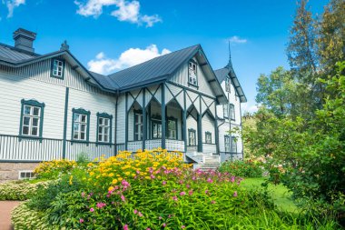 Kouvola, Finlandiya - 2 Eylül 2019: Finlandiya'nın Kouvola şehrinde Verla'da ikamet eden tesis sahipleri, iyi korunmuş bir 19..