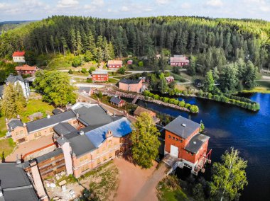 Kouvola, Finlandiya - 2 Eylül 2019: Verla Mill müzesi Groundwood ve Board Mill'in Jaala'daki havadan fotoğrafı, iyi korunmuş 19..
