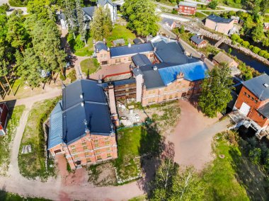 Kouvola, Finlandiya - 2 Eylül 2019: Verla Mill müzesi Groundwood ve Board Mill'in Jaala'daki havadan fotoğrafı, iyi korunmuş 19..