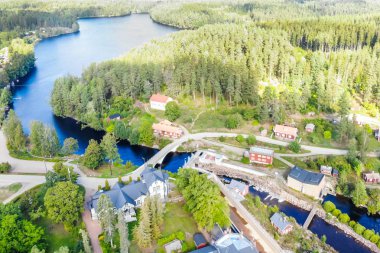 Kouvola, Finlandiya - 2 Eylül 2019: Finlandiya'nın Kouvola şehrinde Verla'da ikamet edecek olan sahiplerinin havadan çekilmiş fotoğrafı, iyi korunmuş bir 19..