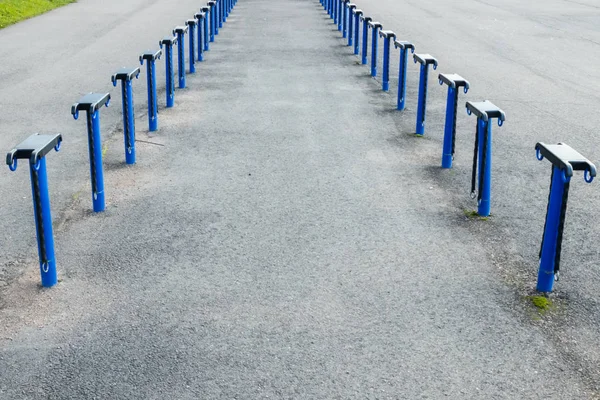 Lugar vacío para un aparcamiento de bicicletas en la estación de tren de Kouvola, Finlandia — Foto de Stock