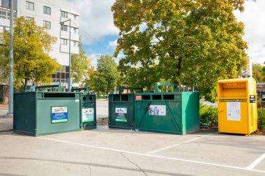 Kouvola, Finlandiya - 22 Eylül, 2019: Çöpleri ayıklama konteynerleri