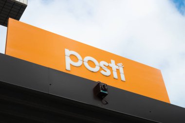 Kouvola, Finlandiya - 22 Eylül 2019: Postanede Finlandiya postanesi Posti logosu
