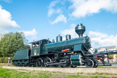 Kouvola, Finlandiya - 22 Eylül 2019: Finlandiya'daki Kouvola tren istasyonunda sergi olarak eski buharlı lokomotif.