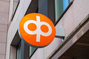 Kouvola, Finlandiya - 22 Eylül 2019: Op-Pohjola Group banka ofisinin duvarında banka tabelası.