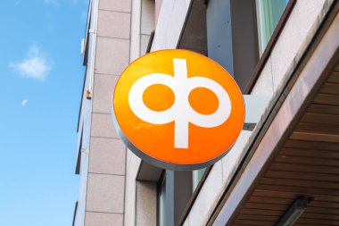 Kouvola, Finlandiya - 22 Eylül 2019: Op-Pohjola Group banka ofisinin duvarında banka tabelası.