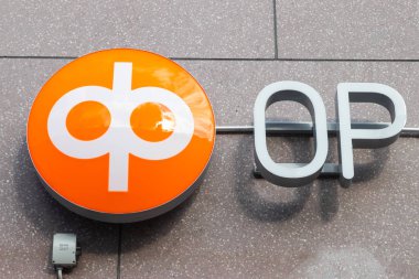 Kouvola, Finlandiya - 22 Eylül 2019: Op-Pohjola Group banka ofisinin duvarında banka tabelası.