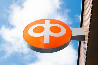 Kouvola, Finlandiya - 22 Eylül 2019: Op-Pohjola Group banka ofisinin duvarında banka tabelası.
