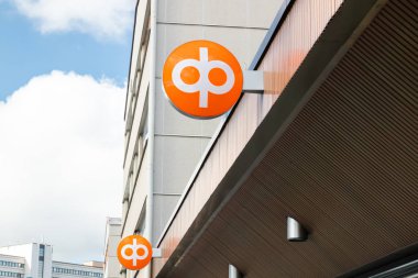 Kouvola, Finlandiya - 22 Eylül 2019: Op-Pohjola Group banka ofisinin duvarında banka tabelası.