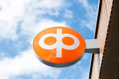 Kouvola, Finlandiya - 22 Eylül 2019: Op-Pohjola Group banka ofisinin duvarında banka tabelası.