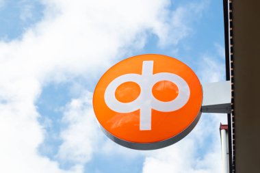 Kouvola, Finlandiya - 22 Eylül 2019: Op-Pohjola Group banka ofisinin duvarında banka tabelası.