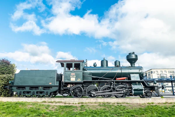 Kouvola, Finlandia - 22 de septiembre de 2019: Antigua locomotora de vapor como exposición en la estación de tren de Kouvola en Finlandia . — Foto de Stock
