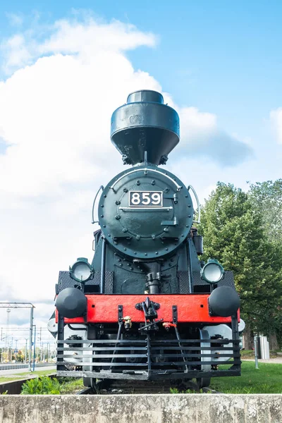 Kouvola, Finlandia - 22 de septiembre de 2019: Antigua locomotora de vapor como exposición en la estación de tren de Kouvola en Finlandia . — Foto de Stock