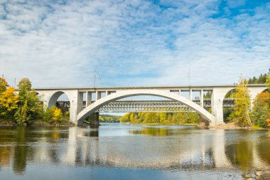 Kouvola, Finlandiya - 25 Eylül 2019: Finlandiya'da köprü ve Kymijoki nehir sularının sonbahar manzarası, Kymenlaakso, Kouvola, Koria