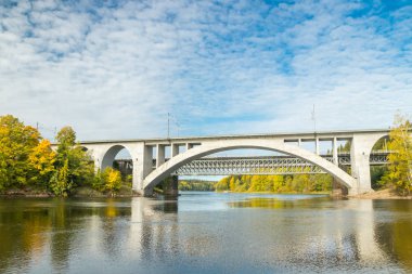 Kouvola, Finlandiya - 25 Eylül 2019: Finlandiya'da köprü ve Kymijoki nehir sularının sonbahar manzarası, Kymenlaakso, Kouvola, Koria