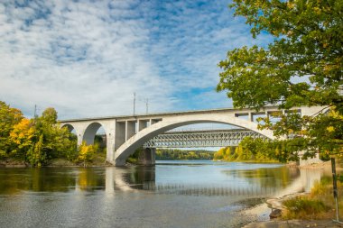 Kouvola, Finlandiya - 25 Eylül 2019: Finlandiya'da köprü ve Kymijoki nehir sularının sonbahar manzarası, Kymenlaakso, Kouvola, Koria