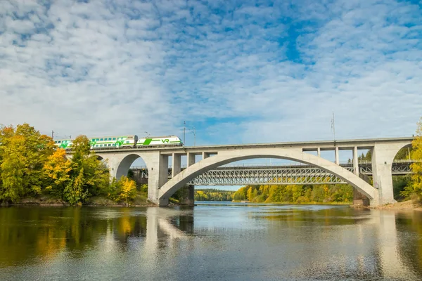 フィンランド・コウヴォラ- 2019年9月25日:旅客列車を移動させる橋の秋の風景と、フィンランド、ケムラコ、コウヴォラ、韓国のKymijoki川の水 — ストック写真